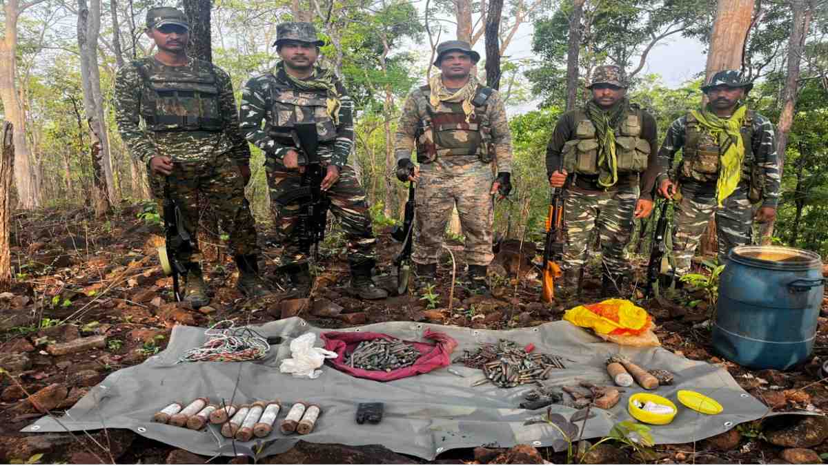 सुरक्षाबलों ने चलाया नक्सल विरोधी अभियान, बड़ी मात्रा में ​हथियार समेत गोला-बारूद जब्त
