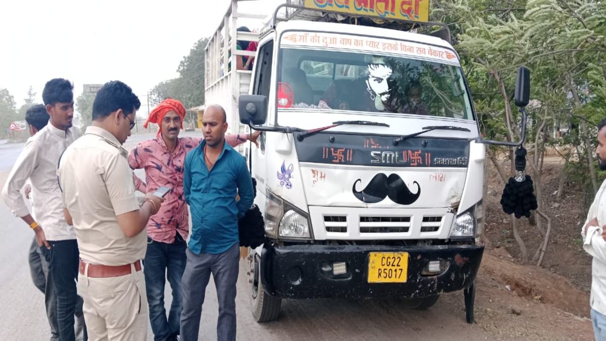 कवर्धा हादसे के बाद अलर्ट मोड पर परिवहन विभाग, चेकिंग के दौरान 20 से अधिक वाहनों पर कार्रवाई, मालवाहक वाहनों पर सवारी नहीं बैठाने की दी जा रही समझाइश