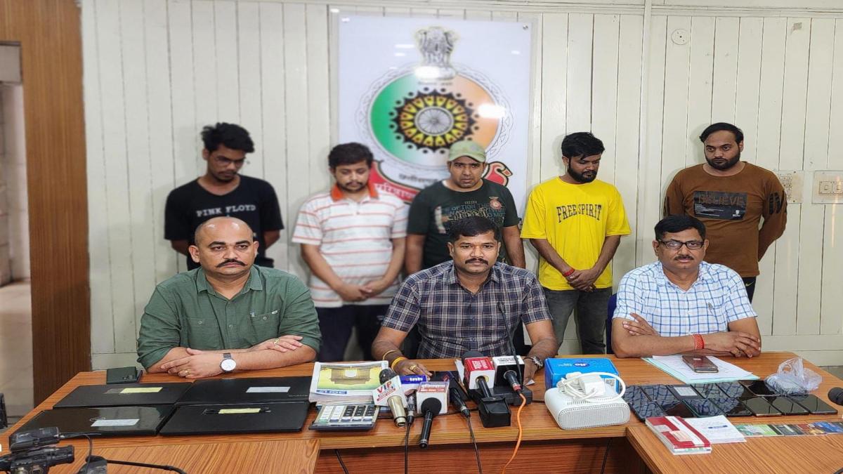 महादेव सट्टा एप्प: जिस फ्लैट में आरोपी खेला रहे थे सट्टा,  वहां पड़ोसी बनकर क्राइम ब्रांच की टीम कर रही थी रेकी, ​दबिश देकर 5 सटोरियों को दबोचा.