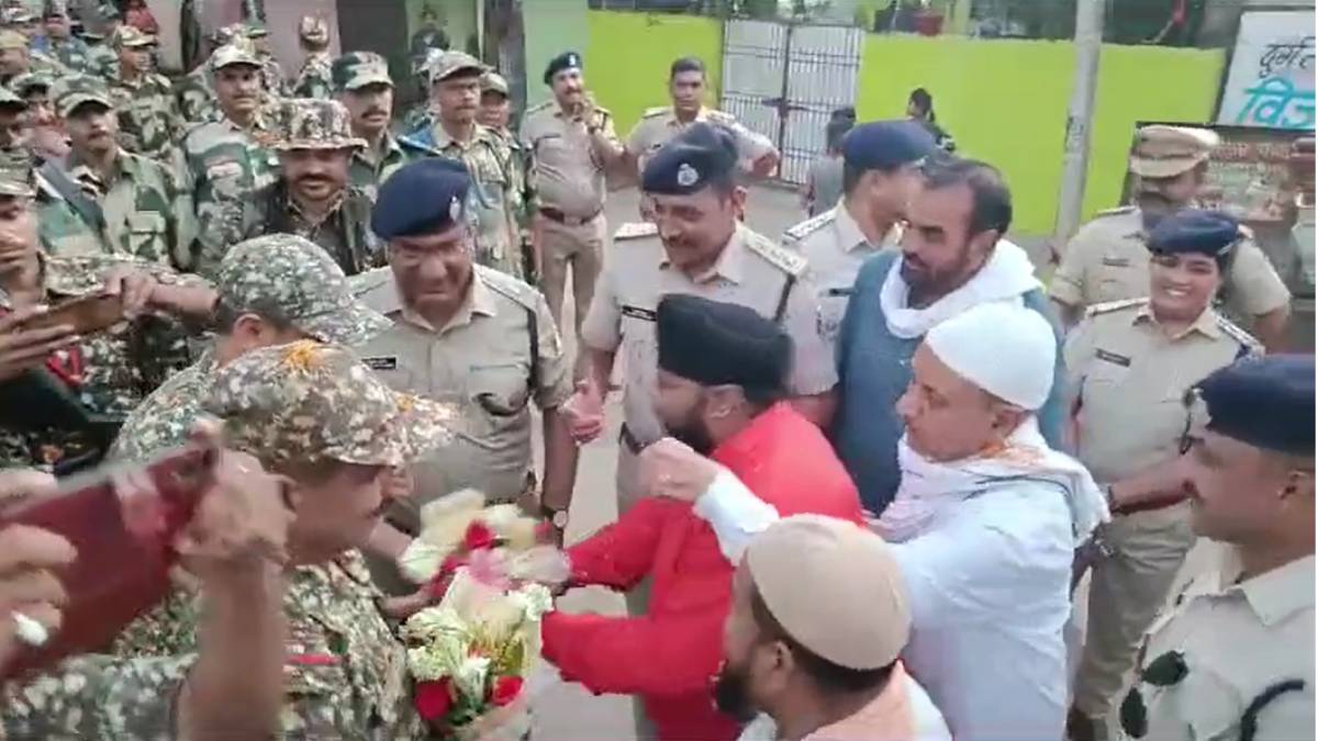 तीसरे चरण के चुनाव के लिए सड़कों पर उतरी पैरामिलिट्री फोर्स, लोगों ने फूल बरसाकर किया स्वागत