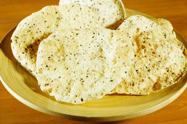 खाने का स्वाद बढ़ाने वाला पापड़ सेहत को भी रखता है दुरुस्त, यहां जाने पापड़ खाने का सही तरीका …