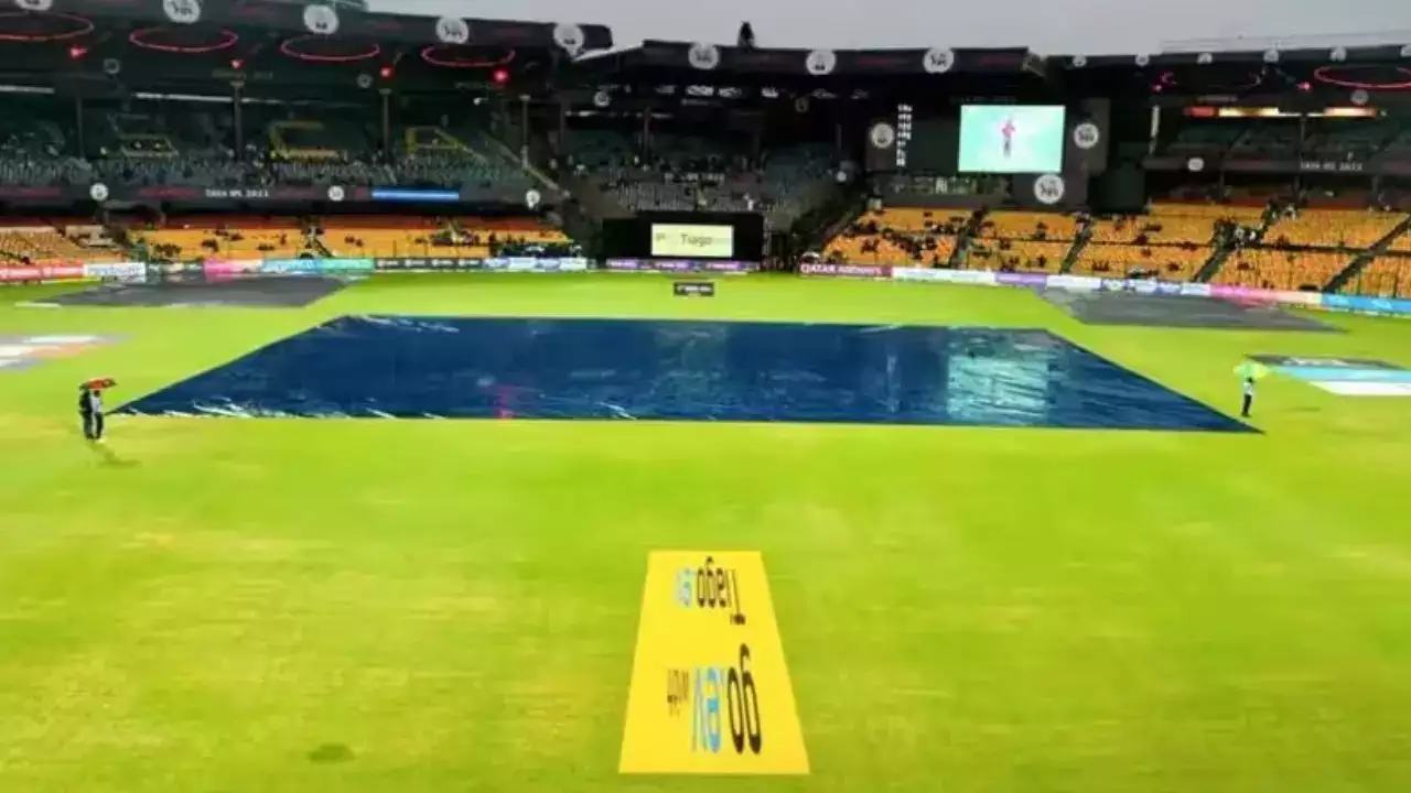 IPL 2024, RCB vs CSK: बेंगलुरु-चेन्नई के मैच में बारिश ने डाली खलल, 3 ओवर के बाद रुका मैच