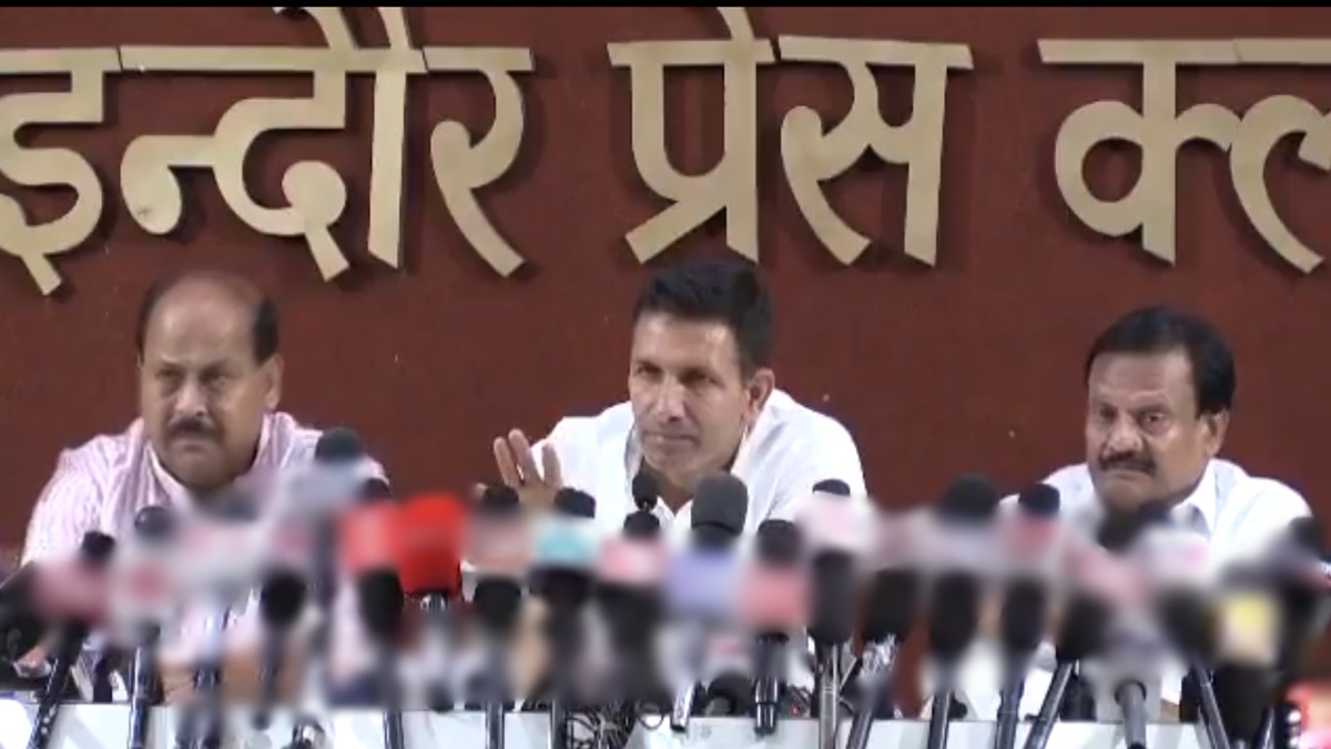 Video: पत्रकार ने जीतू पटवारी को सुनाई खरी-खोटी, कहा- मीडिया पर आरोप न लगाएं, आप खुद अपने उम्मीदवार को नहीं संभाल पाए