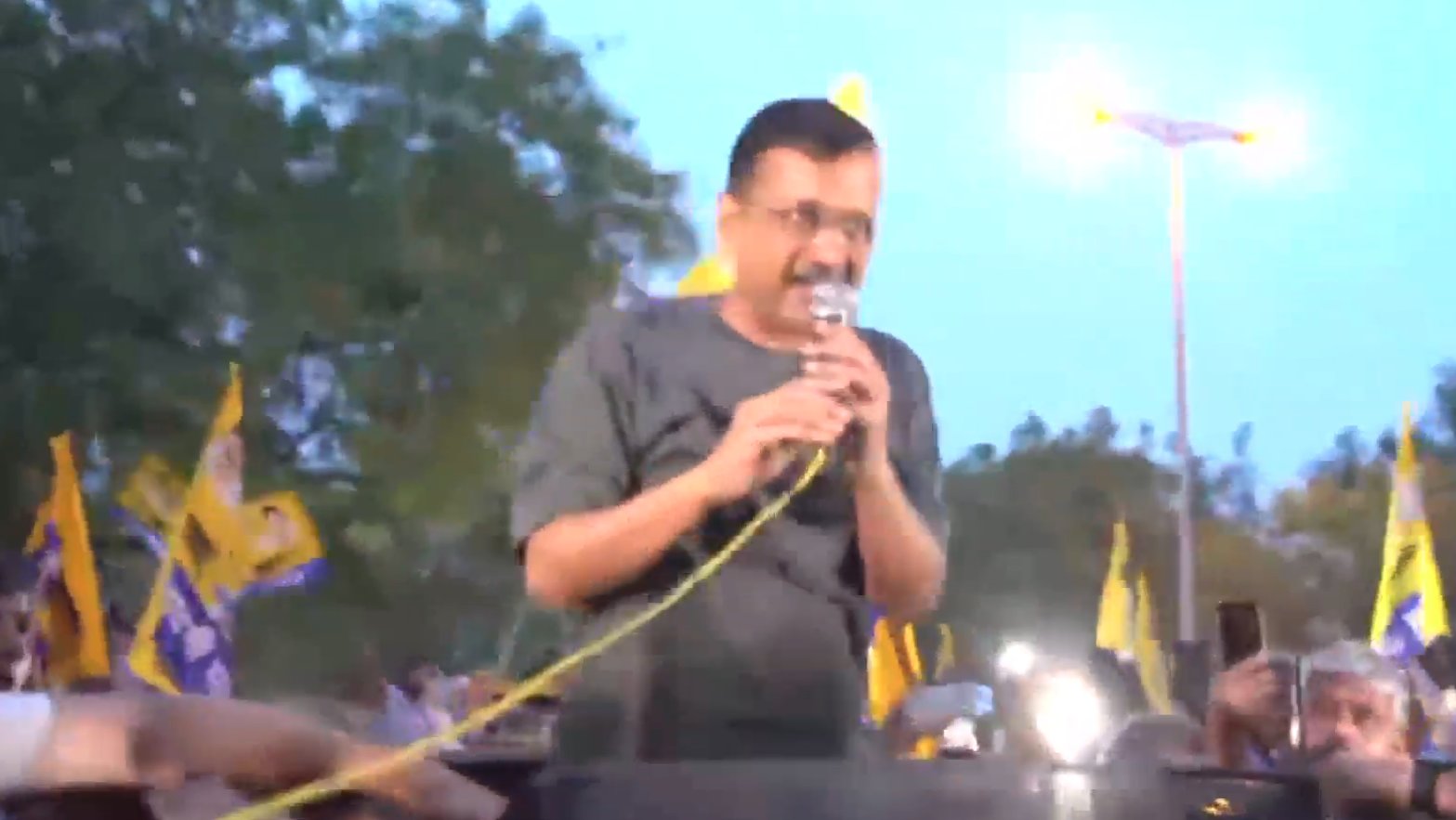 Big Breaking: 50 दिनों बाद तिहाड़ जेल से रिहा हुए अरविंद केजरीवाल, कार्यकर्ताओं को संबोधित करते हुए कहा- तानाशाही के खिलाफ तन, मन और धन से लड़ रहा हूं