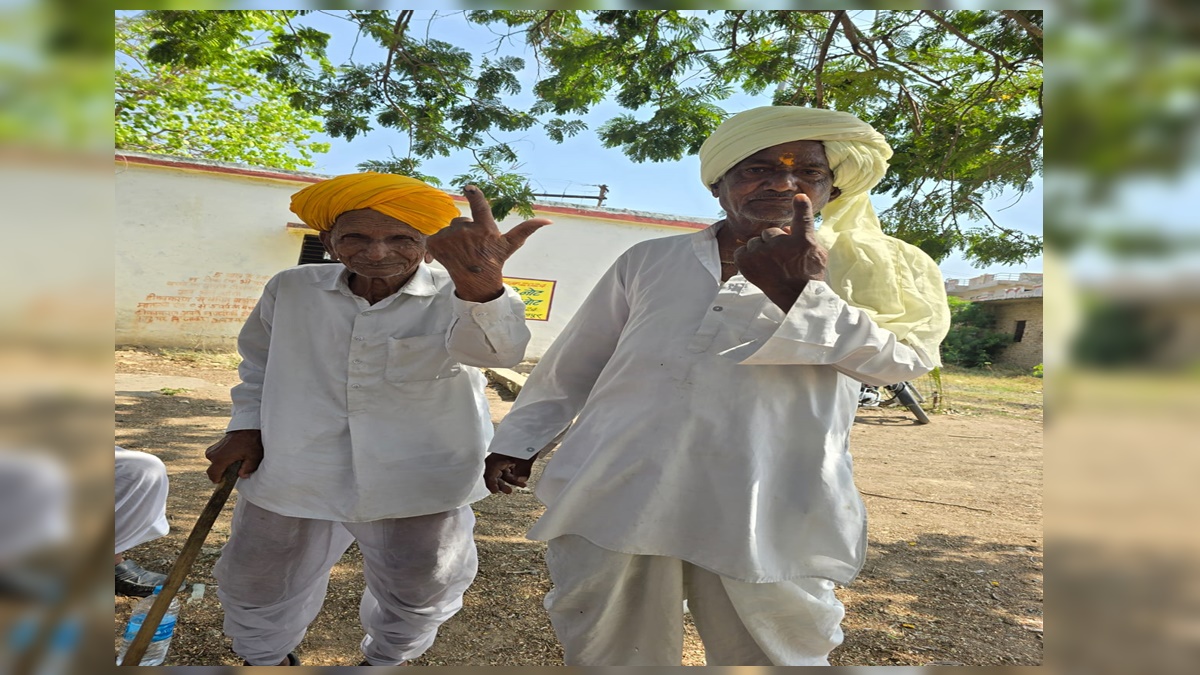 India Election 2024 4th Phase Voting: मतदान के लिए बुजुर्गों में दिखा उत्साह, 95 साल के छतर सिंह और 85 साल के ठाकुर पहुंचे पोलिंग बूथ, वोटिंग कर दिया संदेश