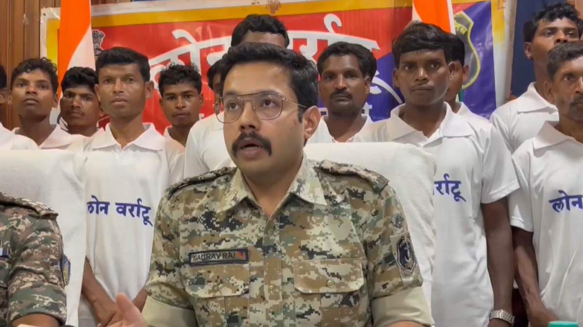 रंग लाया प्रयास : एक-एक लाख के तीन ईनामी माओवादियों के साथ 35 ने किया आत्मसमर्पण…