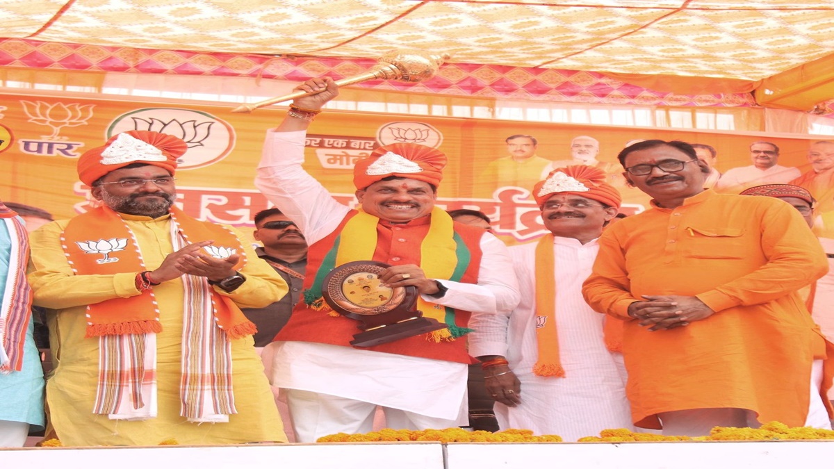 UP में गरजे CM मोहन: अखिलेश यादव पर कसा तंज, कहा- ‘गठबंधन करना ही है तो डूबते जहाज में क्यों बैठ रहे हो भैया’