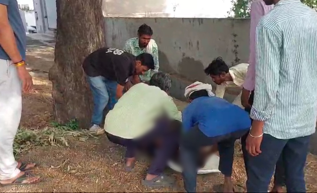 छत पर मिली पति की लाश, आधे घंटे बाद पेड़ पर फंदा बनाकर झूल गई पत्नी, जांच में जुटी पुलिस 
