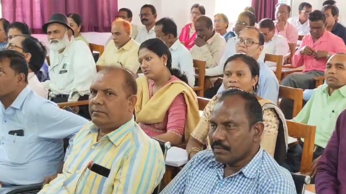 बोर्ड परीक्षा के परिणाम आने के बाद छात्रों को तनाव से दूर रखने प्राचार्यों की लगी क्लास…