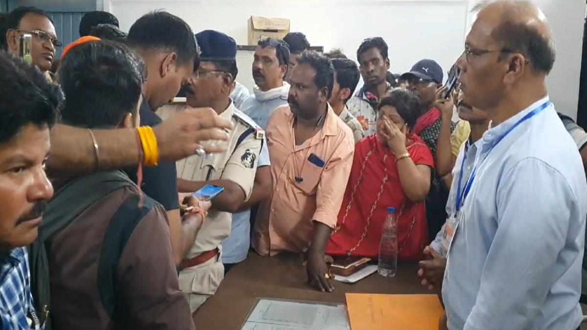 NEET की परीक्षा में बड़ी गड़बड़ी: पहले बच्चों को बांटा गया गलत प्रश्नपत्र, फिर 45 मिनट बाद बदल दिया, आक्रोशित परिजनों ने किया हंगामा, देखें VIDEO