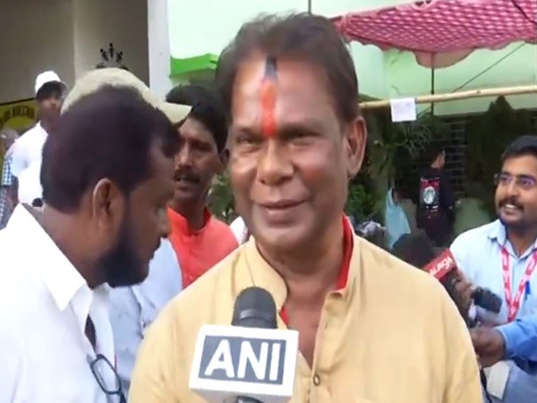 राउरकेला बीजेपी विधायक प्रत्याशी दिलीप रे ने बूथ पर डाला पहला वोट