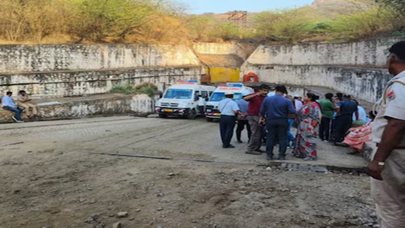 Rajasthan News: खेतड़ी हिन्‍दुस्‍तान कॉपर खदान में जमीन से 1875 फीट नीचे टूटी लिफ्ट की चेन, 10 घंटे बाद बाहर आए 3 अधिकारी