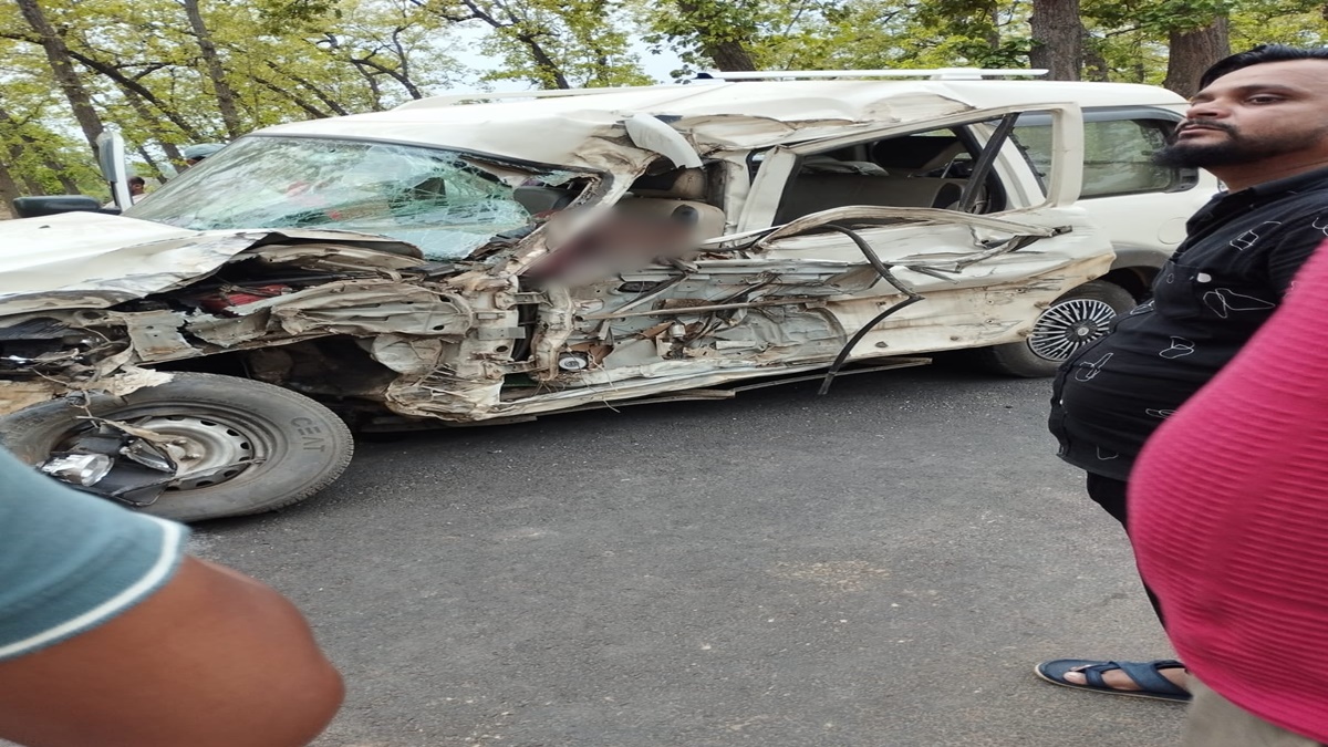 CG के शिक्षक दंपति की MP में दर्दनाक मौत: पेड़ से टकराई तेज रफ्तार कार, उड़े परखच्चे, गाड़ी काटकर निकाला गया शव