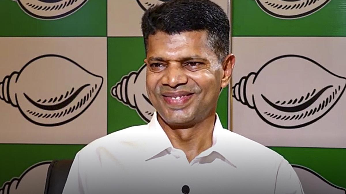 वी के पांडियन ओडिशा चुनाव में बीजेडी की करारी हार के बाद पहुंचे दिल्ली