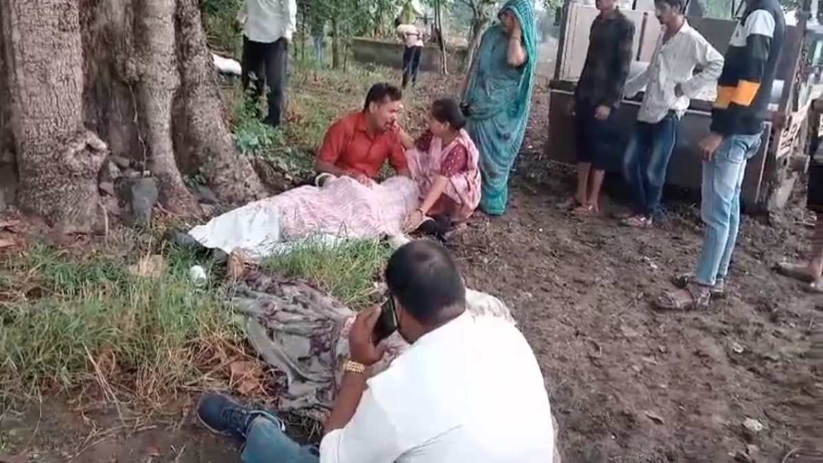 आसमानी आफत का कहर: आकाशीय बिजली गिरने से दंपति की मौत, बारिश से बचने पेड़ के नीचे बैठे थे पति-पत्नी