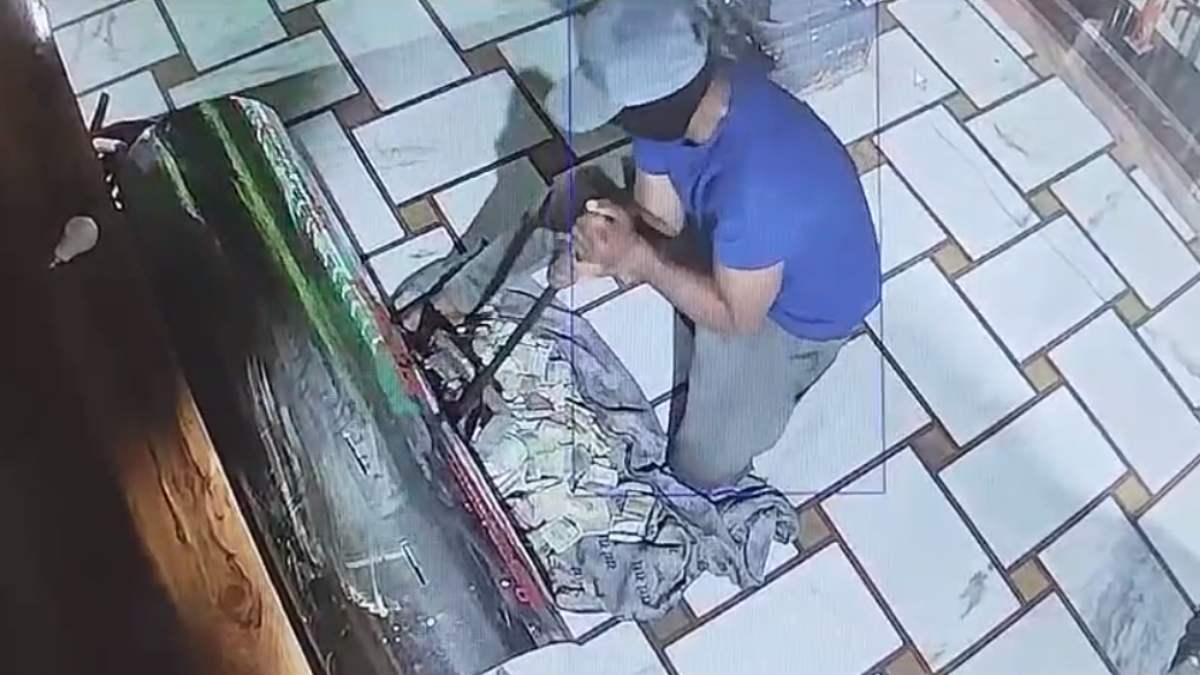 उज्जैन के इस मंदिर में चौथी बार घुसे चोर: दान पेटी का ताला तोड़कर लाखों रुपए ले उड़े, घटना CCTV में कैद