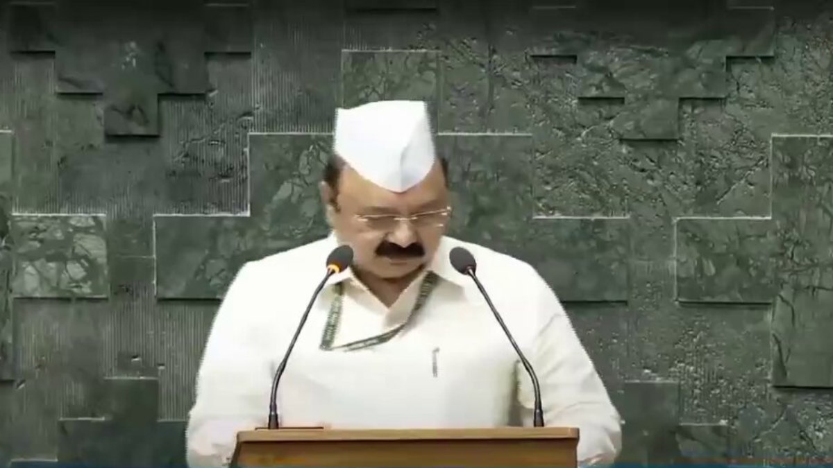 KL Sharma: स्मृति ईरानी को हराने वाले केएल शर्मा ने संसद में शपथ लेने के बाद ये क्या कह दिया?, छिड़ी बहस…सियासी पारा बढ़ना तय