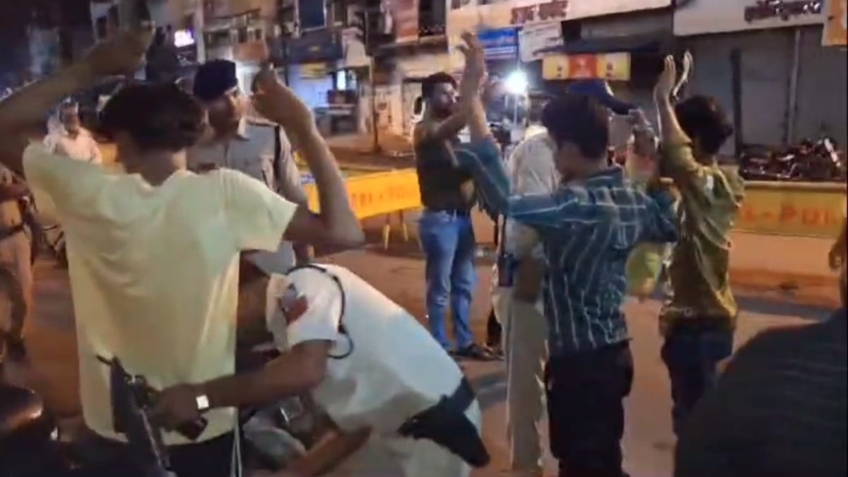 अपराध छोड़ दे वरना…देर रात सड़कों पर उतरी पुलिस, SP ने गुंडे, बदमाश और हिस्ट्रीशीटर के घर दी दबिश