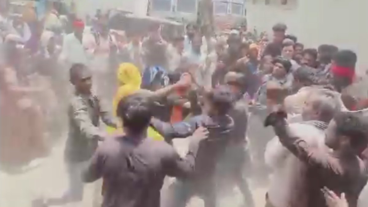 बरसात से पहले खाद को लेकर मारामारी: बिक्री केंद्र पर किसानों के बीच हुई बहस, हाथापाई में महिलाएं भी उतरीं, VIDEO वायरल