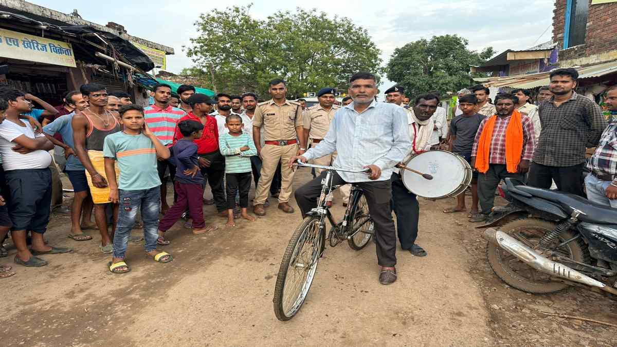 ‘सुनो-सुनो-सुनो, 1 जुलाई से लागू होने जा रहा है…’ SDOP ने गांव में ढोल बजवाकर दी नए कानून की जानकारी, देखें VIDEO