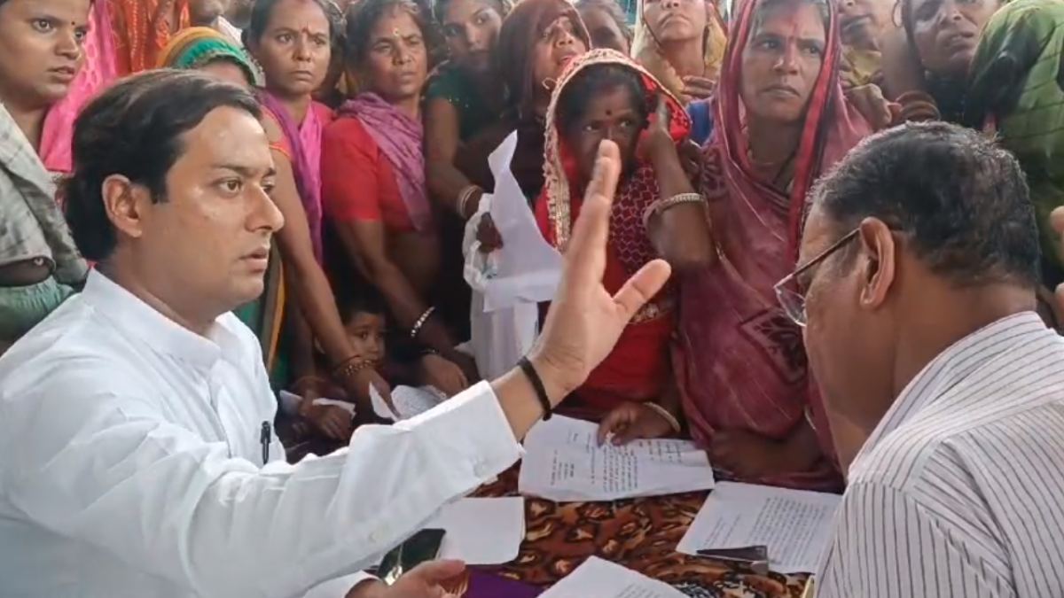 महिलाओं को लेकर बिजली दफ्तर पहुंचे पूर्व मंत्री: अधिकारियों को लगाई फटकार, कहा- जेई साहब ये अंहाकर है, लोड कम तो बिल ज्यादा क्यों