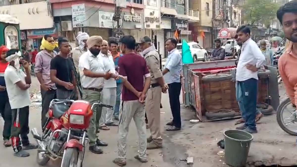 उड़ता डबरा..! नशे में धुत जीप सवार लोगों ने चाट के ठेले को मारी टक्कर, 4 फीट दूर जाकर गिरा
