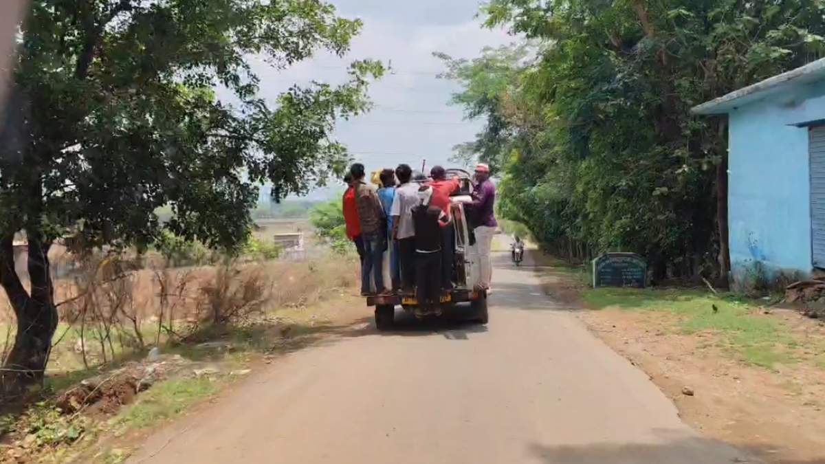 मौत को दावत… ओवरलोड सवारी बिठाकर फर्राटा भर रहे चालक, यातायात की अनदेखी कहीं जिंदगियों पर न पड़ जाए भारी