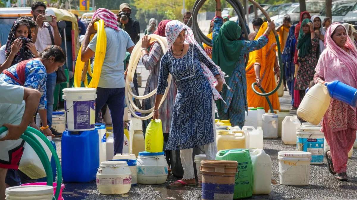 Delhi Water Crisis: दिल्ली में पानी पर सियासी जंग, मंत्री आतिशी बोलीं- पाइपलाइन काटने की हो रही साजिश, BJP का मटका फोड़ प्रदर्शन शुरू