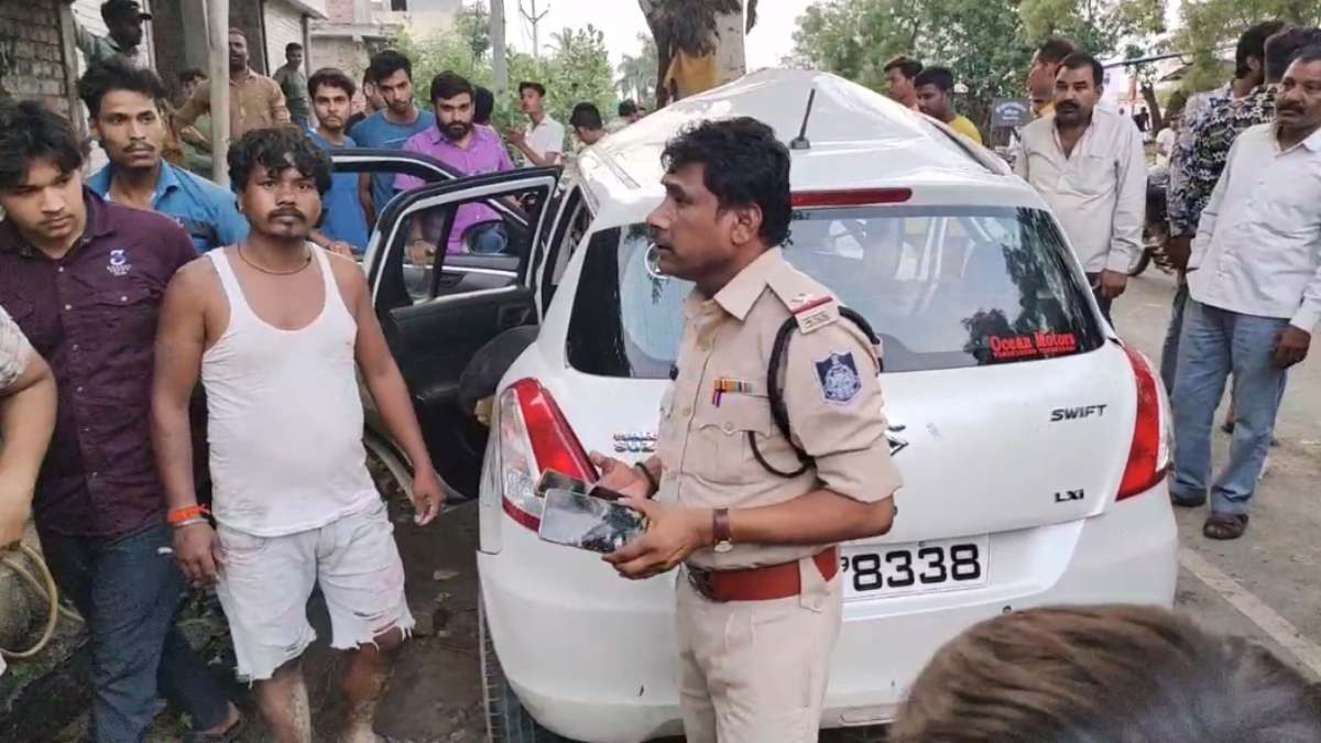 पेड़ से टकराई कार, 2 की मौत: ग्रामीणों ने सीट काटकर निकाला बाहर, दो की हालत गंभीर