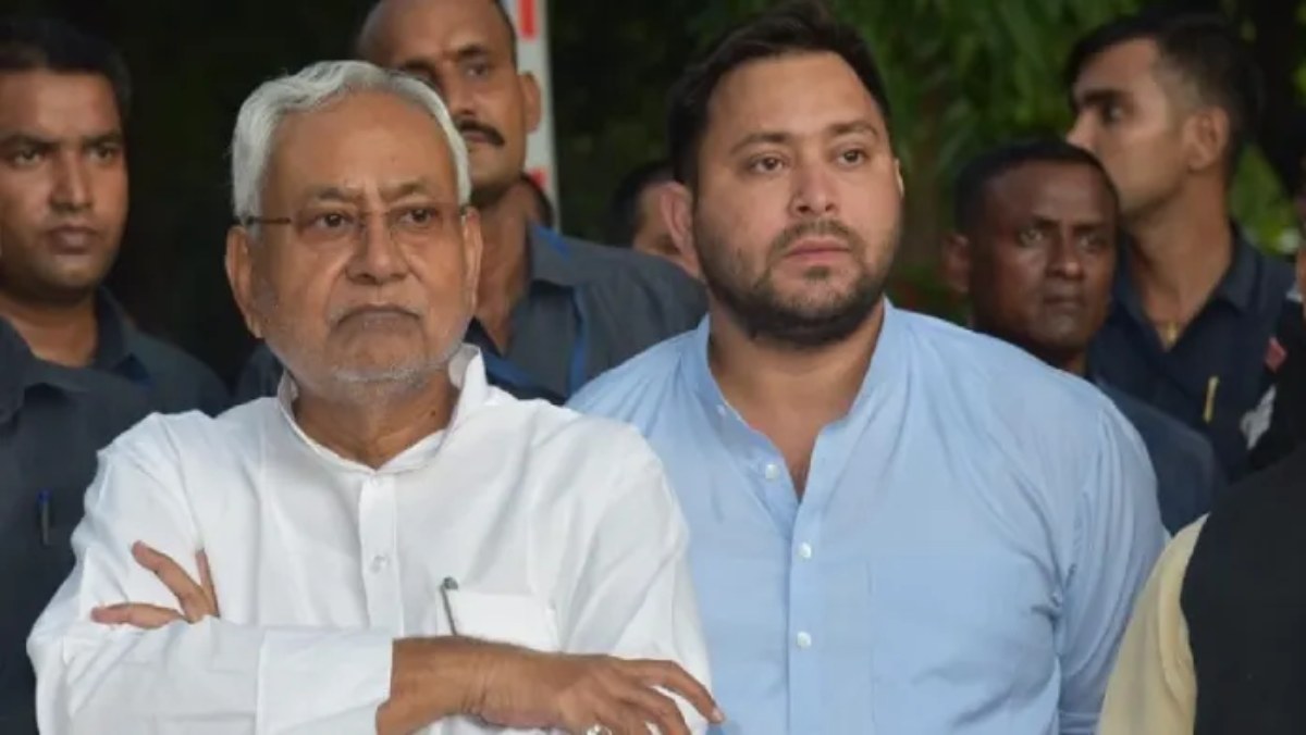 Breaking News: एक ही फ्लाइट से दिल्ली आ रहे नीतीश और तेजस्वी, पटना सीएम हाउस में भी चल रही बैठक