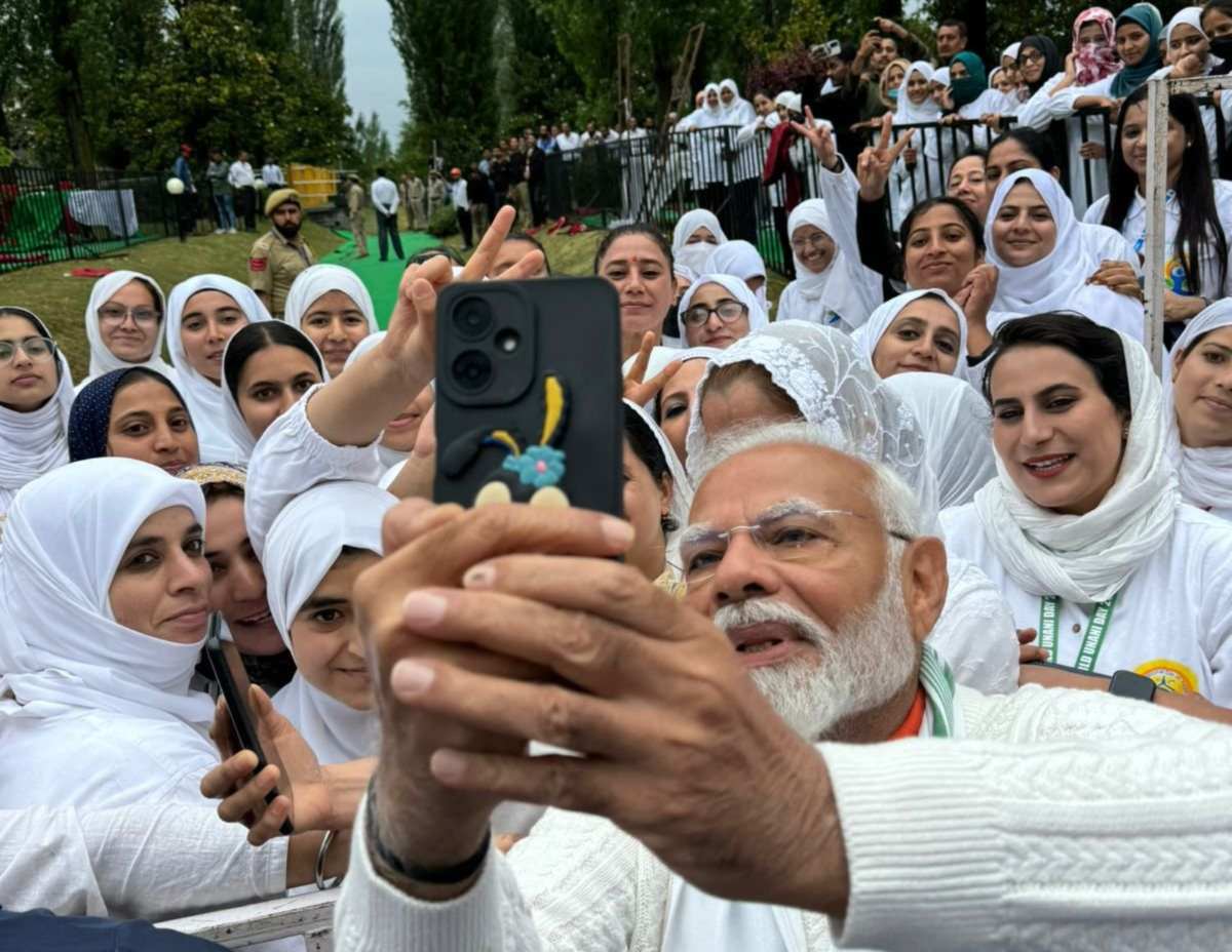 PM Modi की ‘Yoga Selfie’: International Yoga Day पर कश्मीरी महिलाओं संग पीएम मोदी ने ली सेल्फी, देखें मुस्कुराती तस्वीरें