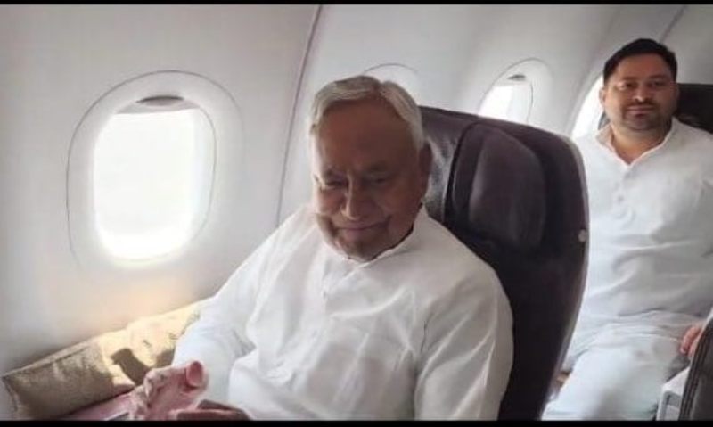 Breaking News: फ्लाइट में आगे-पीछे की सीट पर बैठे नीतीश-तेजस्वी, दोनों एक-दूसरे को देखकर मुस्कुराएं, ये महज संयोग या प्रयोग! क्या देश की राजनीति में कुछ बड़ा होने वाला है?