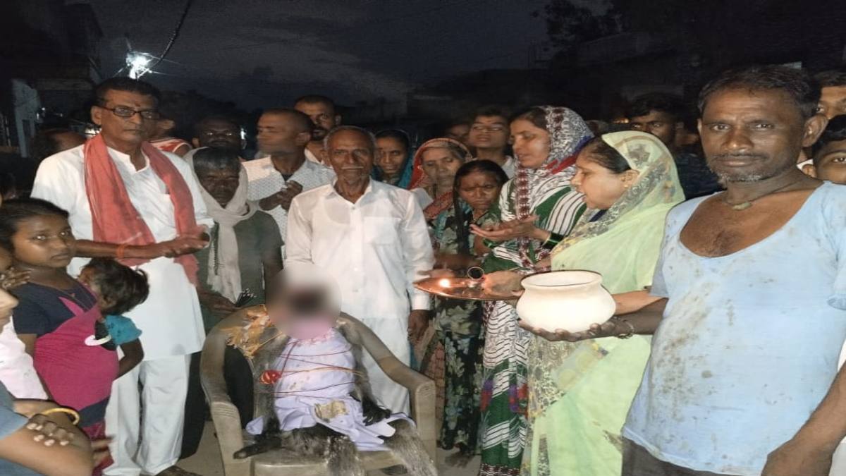 बंदर का अंतिम संस्कार: ग्रामीणों ने गांव से मुक्तिधाम तक निकाली शवयात्रा, नम आंखों से दी विदाई