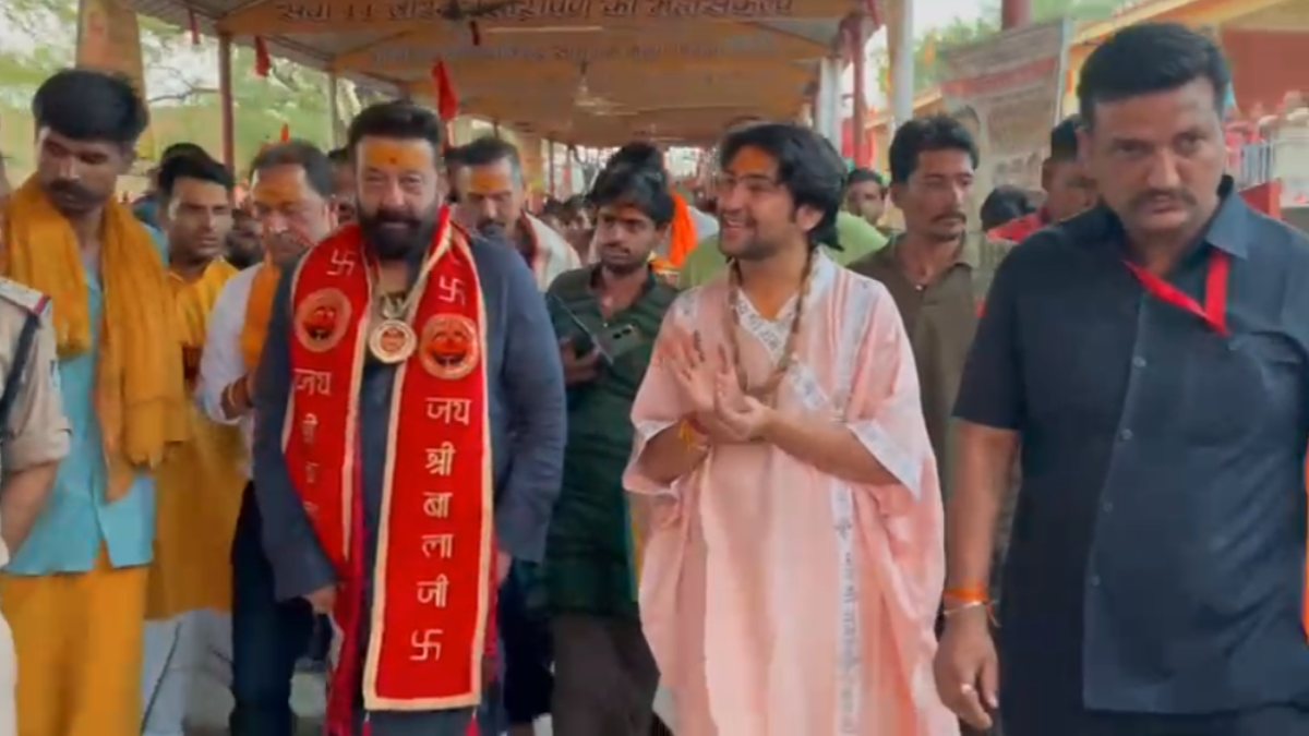 बागेश्वर धाम पहुंचे मुन्ना भाई: संजय दत्त ने मंदिर में दर्शन कर लिया आशीर्वाद, पंडित धीरेंद्र शास्त्री से एकांत में की मुलाकात