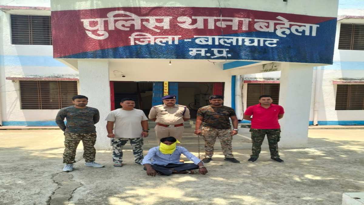 बेटे से मिलने पत्नी ने की जिद, तो पति ने धारदार हथियार से उतार दिया मौत के घाट, हत्या के बाद खुद किया सरेंडर