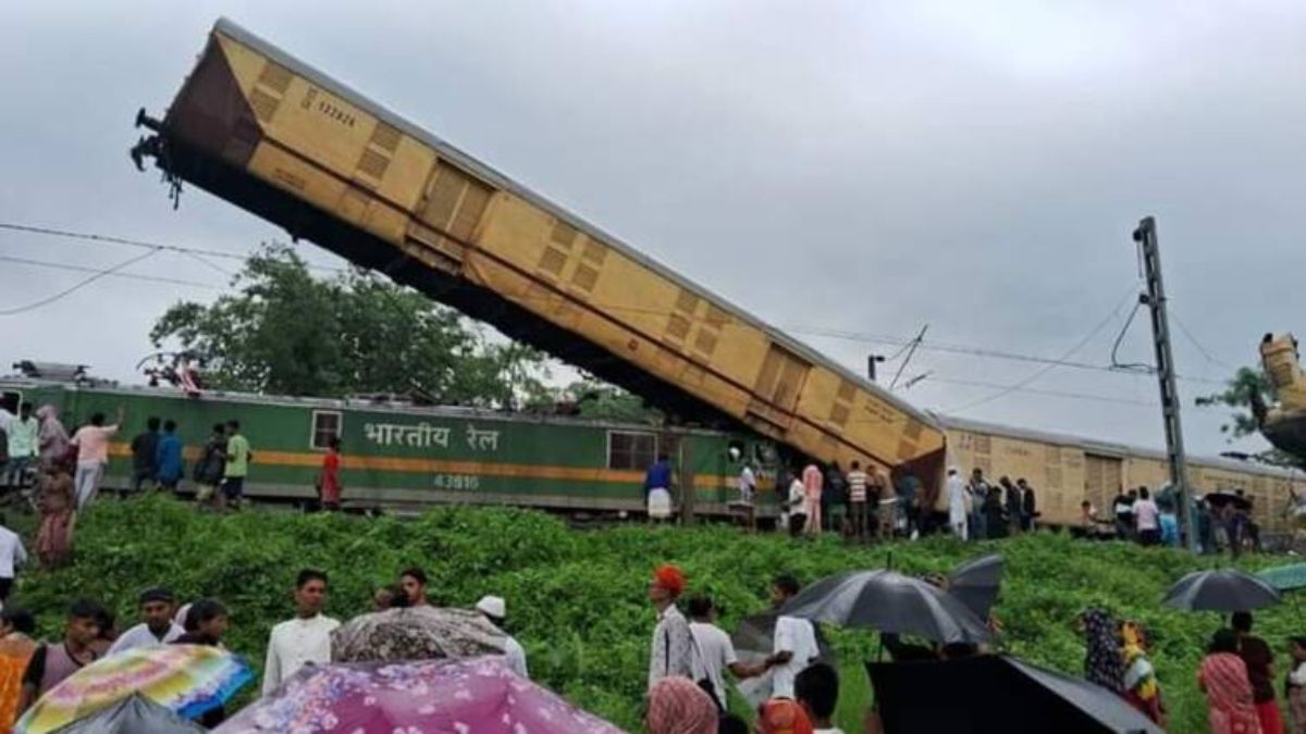 BIG BREAKING: बंगाल में भीषण ट्रेन हादसा, Kanchanjunga Express को मालगाड़ी ने मारी टक्कर, कई बोगियां पटरी से उतरी, 15 यात्रियों की मौत