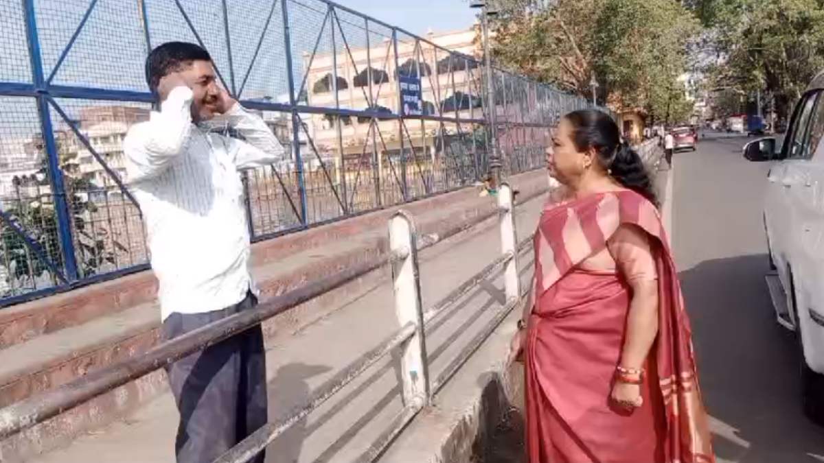 मेयर का सिंघम अवतार: तालाब में कचरा फेंक रहे शख्स को लगाई फटकार, कान पकड़ा कर मंगवाई माफी