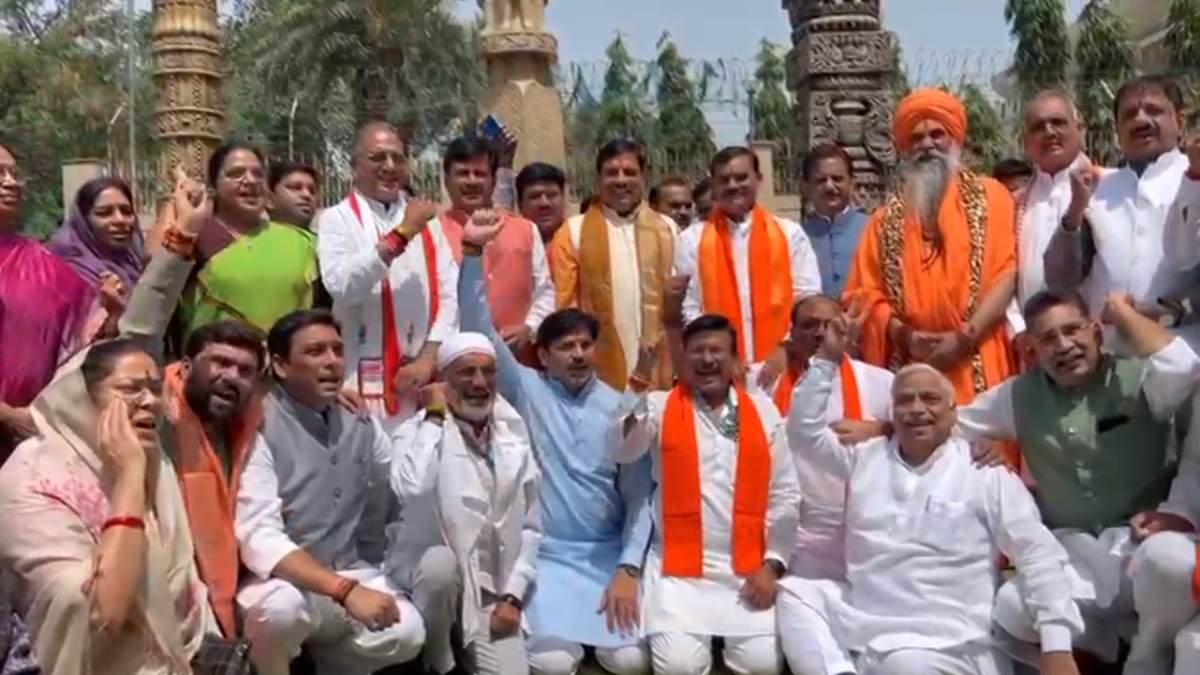 नरेंद्र मोदी को NDA दल का नेता चुने जाने पर जश्न: एमपी भवन के सामने सांसदों ने लगाए नारे, बांटी मिठाइयां, CM मोहन-VD शर्मा रहे मौजूद