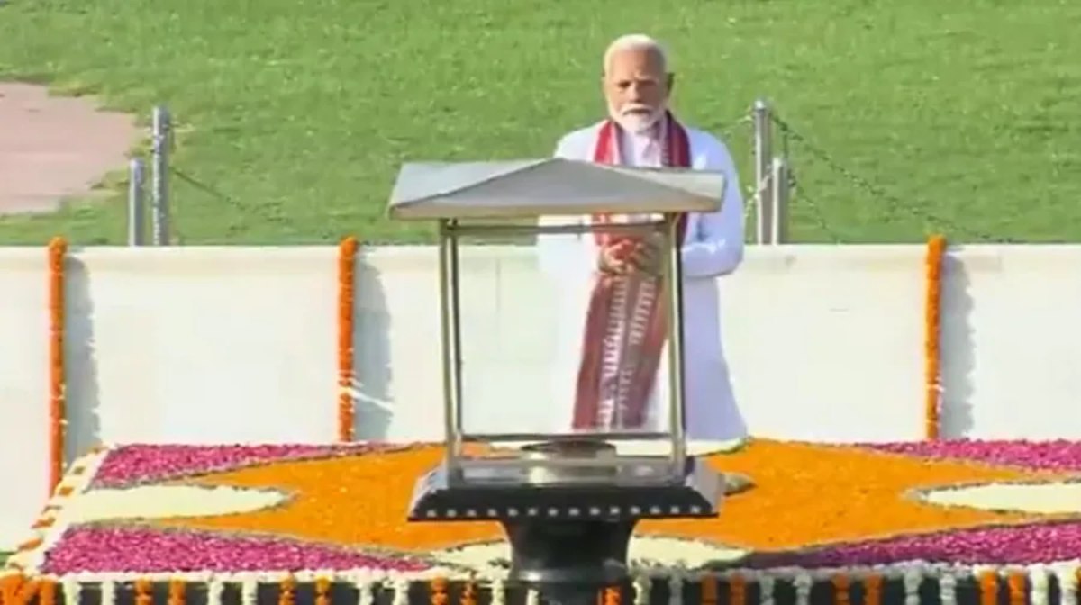 Narendra Modi Shapath Grahan: शपथ ग्रहण से पहले PM Modi ने बापू-अटल को किया नमन,  वॉर मेमोरियल पहुंचकर शहीदों को दी श्रद्धांजलि, देखें तस्वीरें