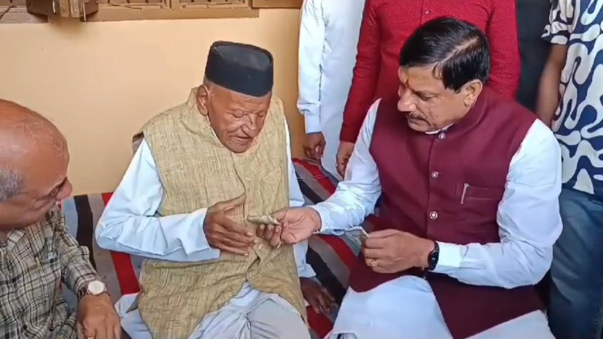 फादर्स डे पर सीएम मोहन ने लिया आशीर्वाद: पैसा मांगने पर पिता ने थमा दी नोटों की गड्डी, मुख्यमंत्री ने पूछा- बैंक में कितने पैसे हैं ?