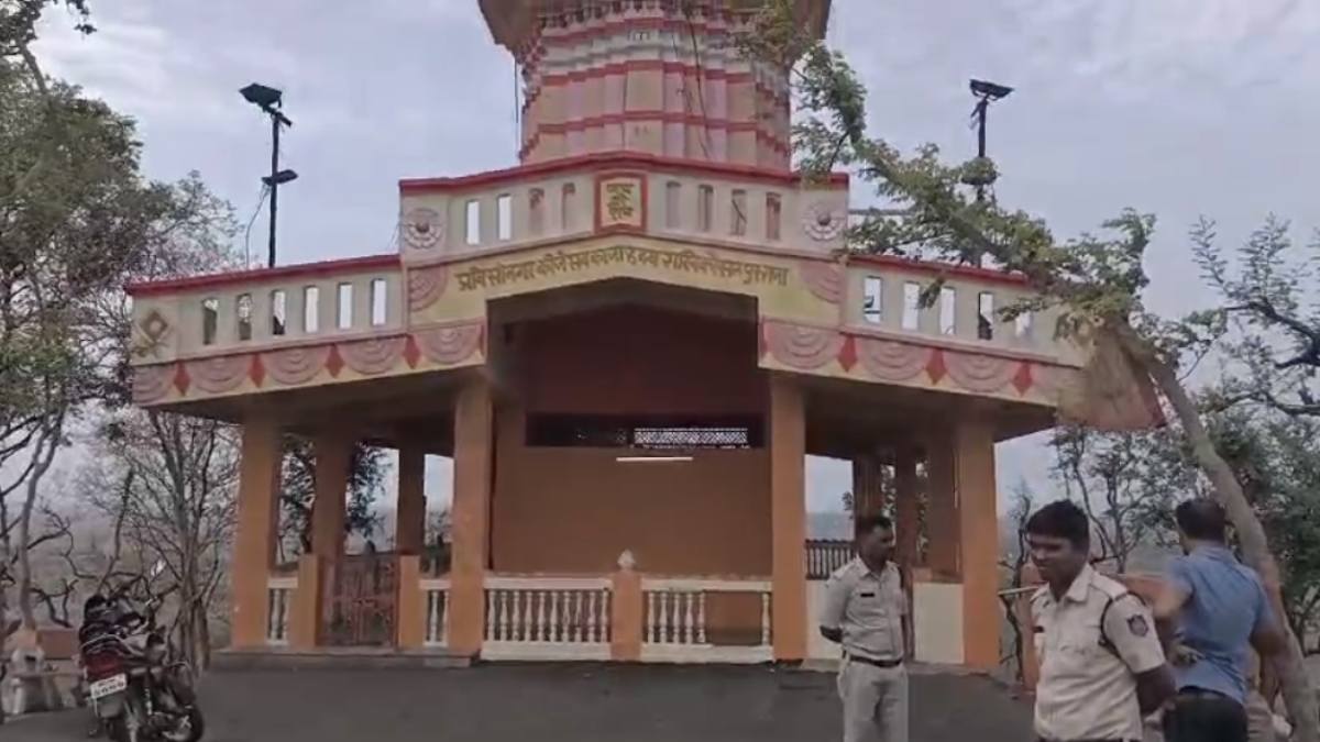 MP में चोरों के हौसले बुलंद: मंदिर में फिर बोला धावा, दान पेटी उठाकर ले गए, सुरक्षा व्यवस्था पर उठे सवाल