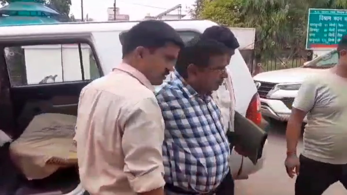 लोकायुक्त की छापेमार कार्रवाई: 11 हजार की रिश्वत लेते रंगे हाथ पकड़ाया सब इंजीनियर, इस काम के एवज में मांगे थे रुपये