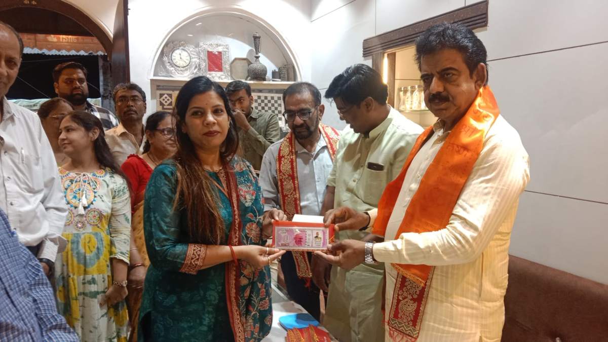 सांसद ने बांटे 2 हजार के नोट: चांदी की नोट पर महात्मा गांधी के साथ PM मोदी की तस्वीर, देखें वीडियो