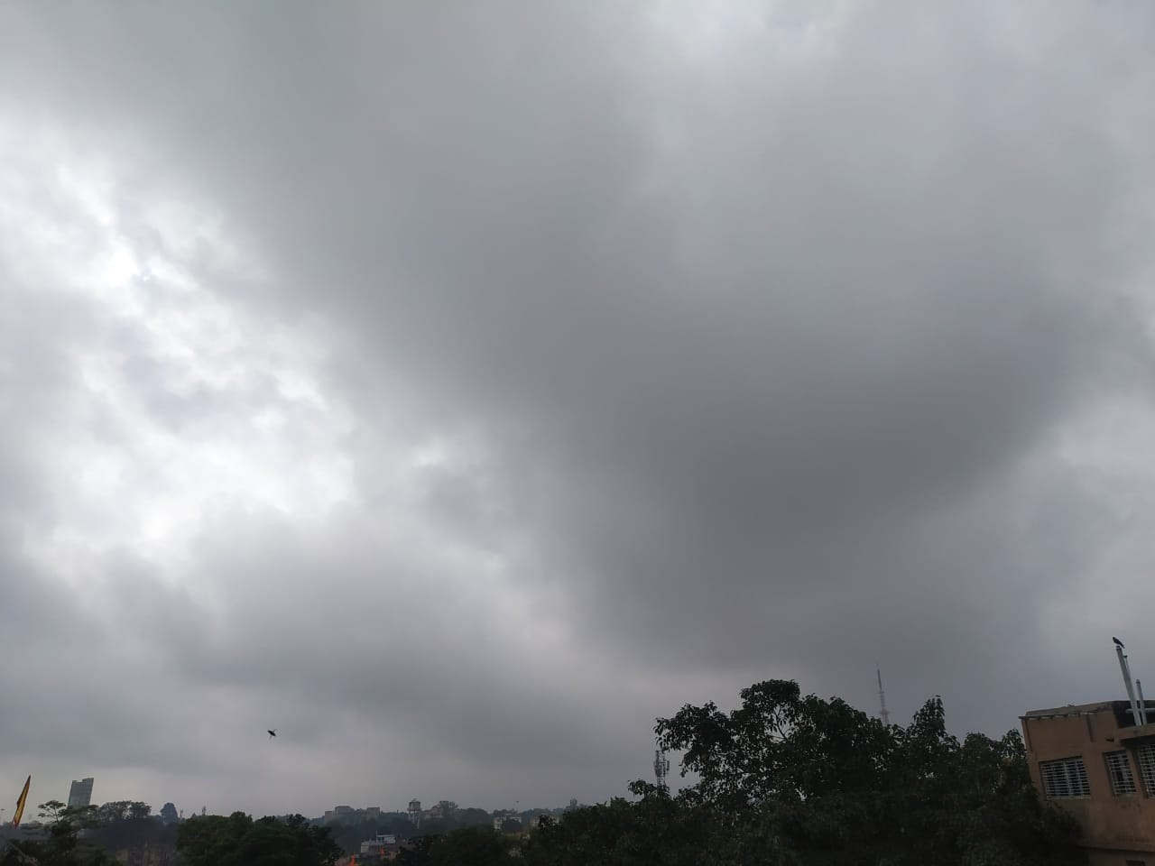 दिल्ली में सुहाना हुआ मौसम, 10 दिन में पहुंच सकता है मानसून