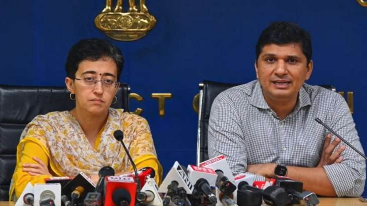 सौरभ भारद्वाज और आतिशी ने एलजी से की मुलाकात..