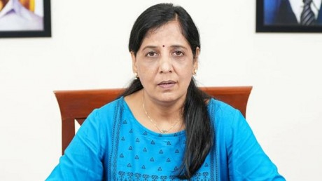 अरविंद केजरीवाल के साथ आतंकवादी जैसा व्यवहार किया जा रहा: सुनीता केजरीवाल