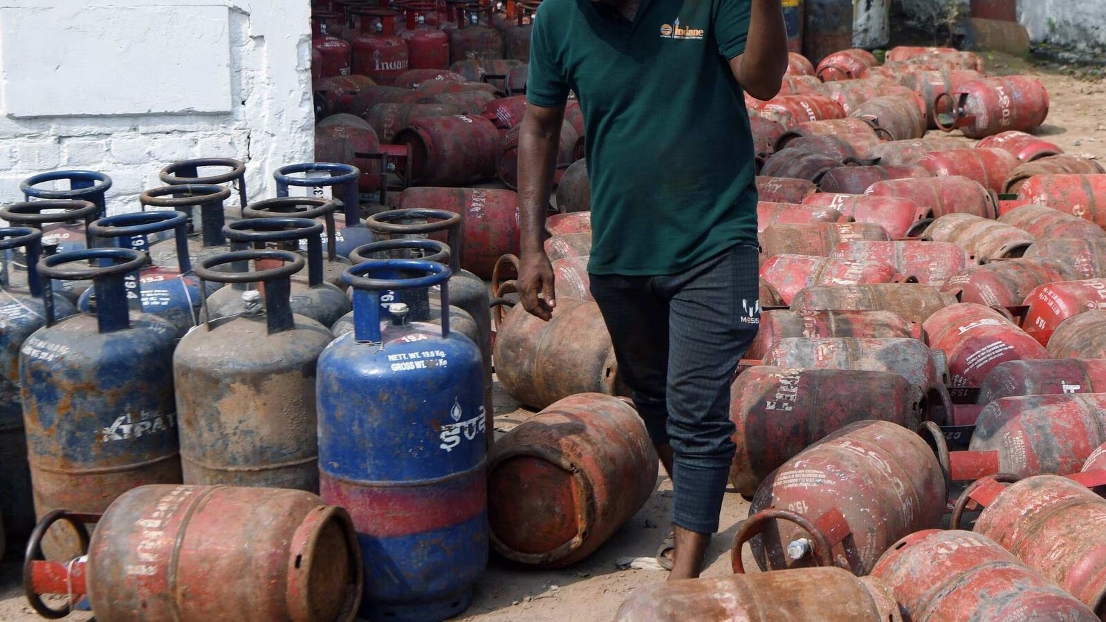 LPG Cylinder Price: ग्राहकों की बल्ले-बल्ले, चुनाव नतीजों से पहले 69.50 रुपए सस्ता हुआ सिलेंडर