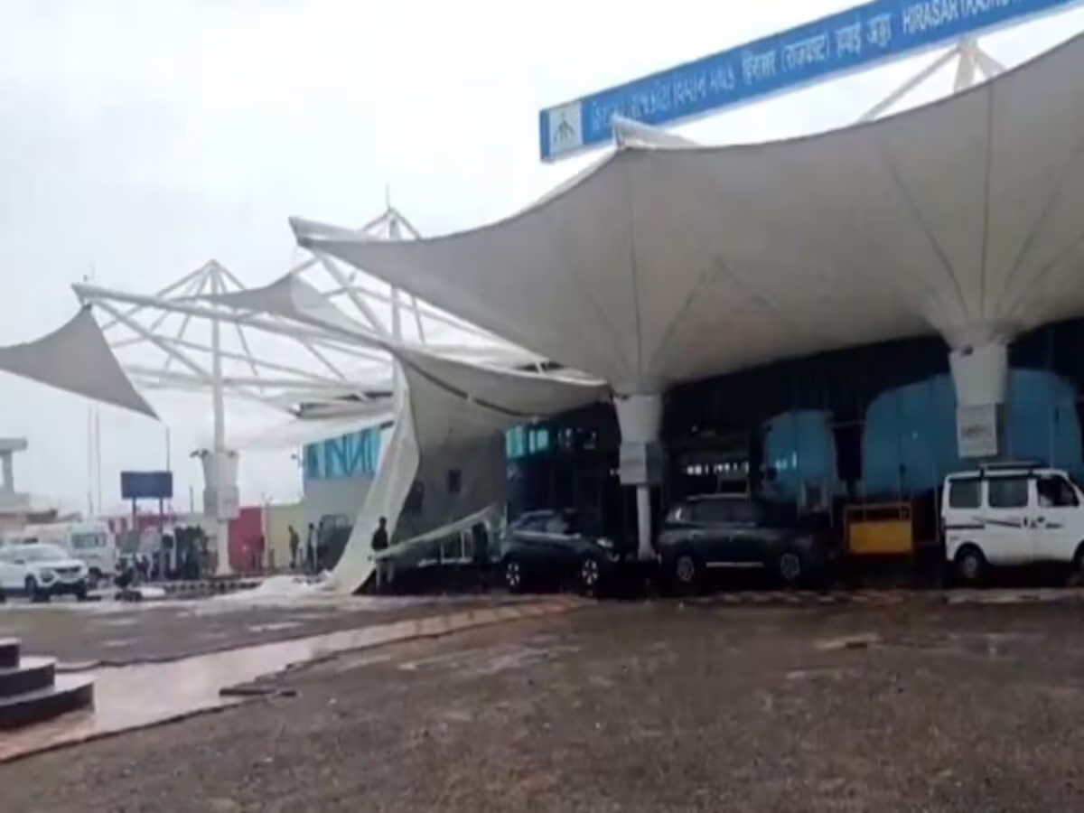 दिल्ली , जबलपुर के बाद अब राजकोट एयरपोर्ट पर हादसा बारिश में टूटकर में गिरी छत
