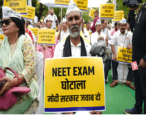 NEET पेपर लीक पर आम आदमी पार्टी का जंतर मंतर पर केंद्र सरकार के खिलाफ प्रदर्शन