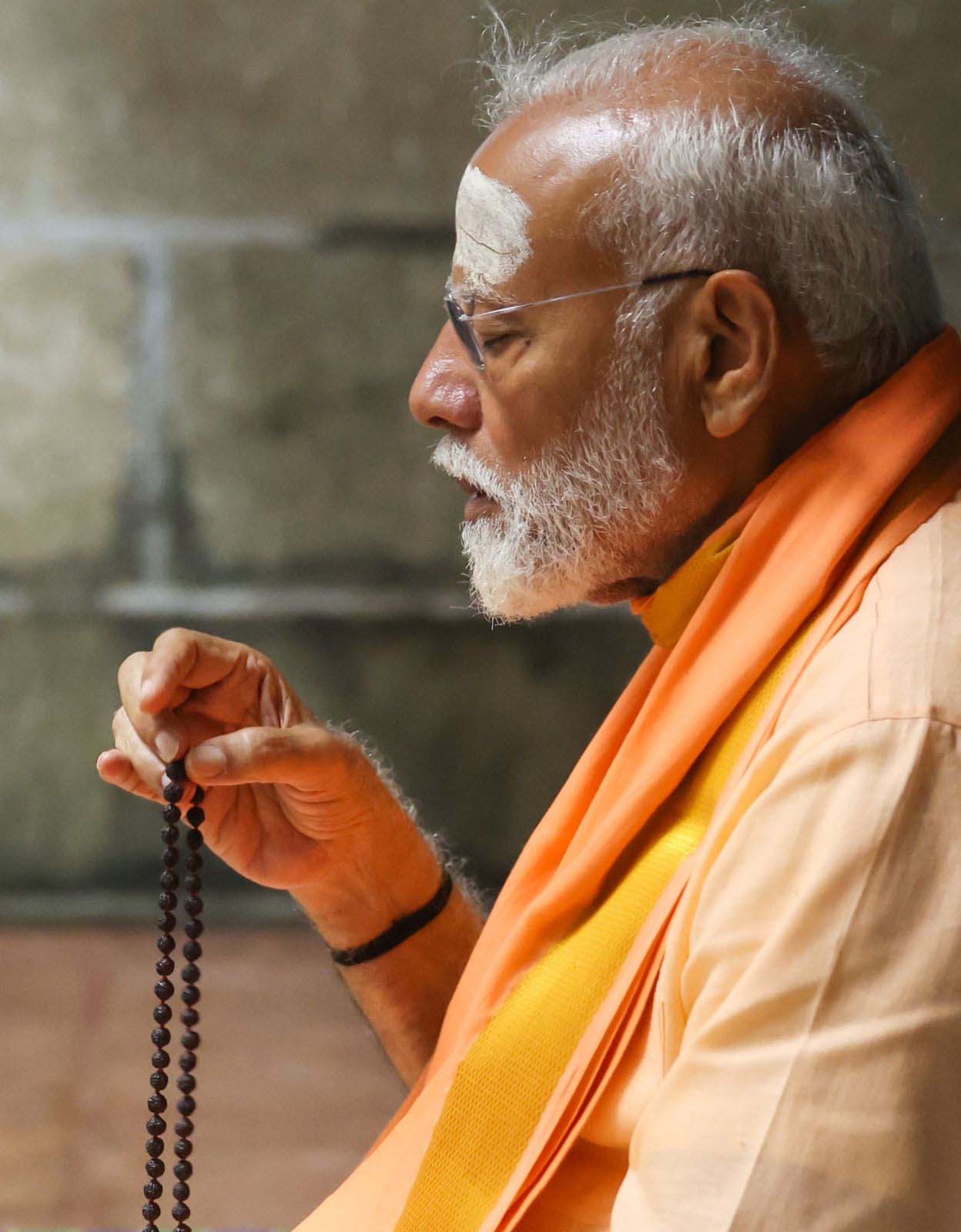 PM मोदी की साधना का दूसरा दिन, कन्याकुमारी में की सूर्य की पूजा ,स्वामी विवेकानंद की प्रतिमा पर दी पुष्पांजलि  